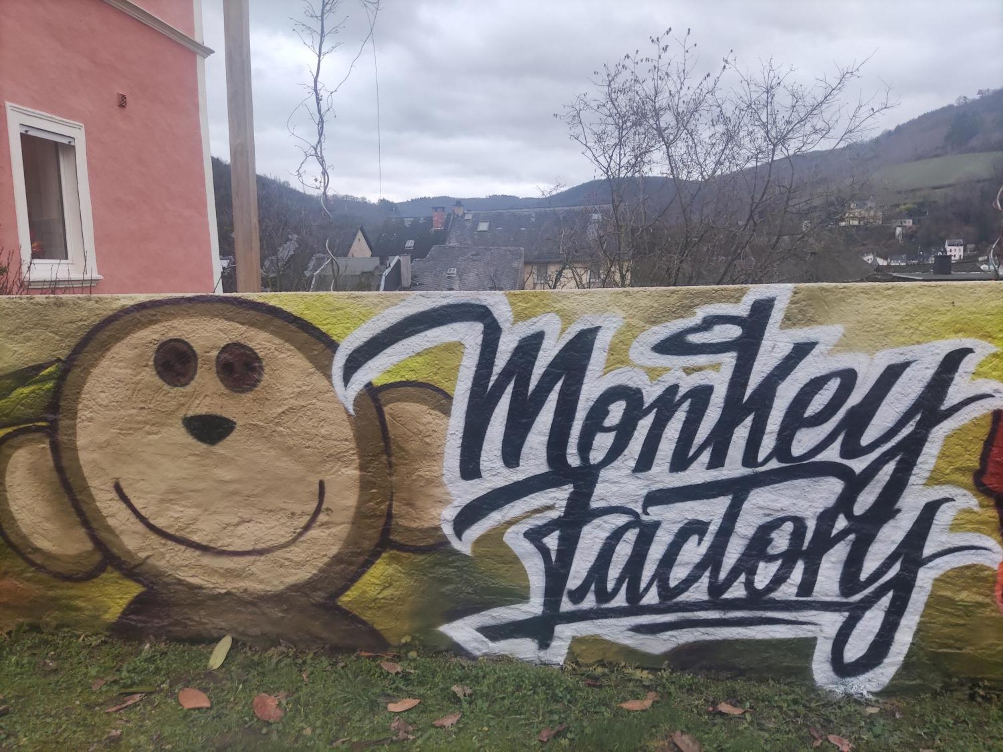 Monkey Factory - Mini Home-Stay Hostel Traben-Trarbach Eksteriør bilde